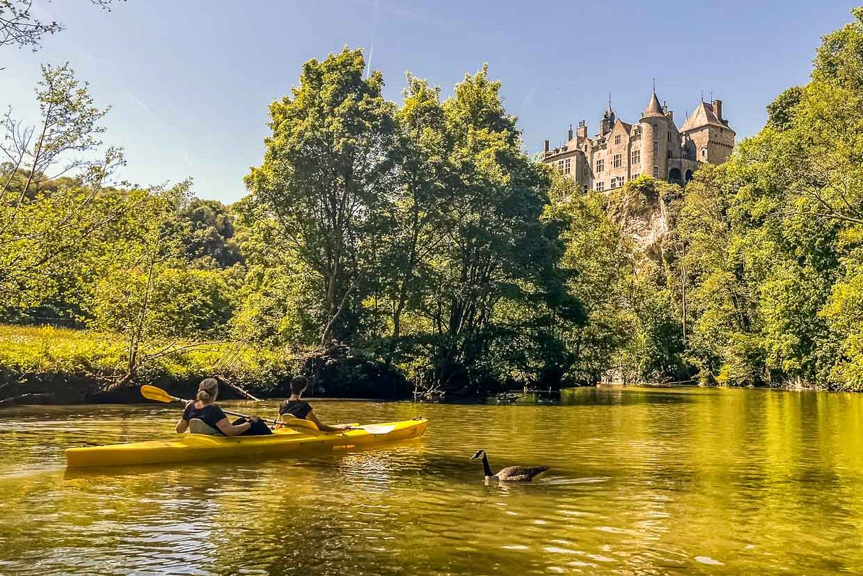 Excursión en kayak por la Lesse desde Gendron, 12 kilómetros río abajo, pasando por castillos e imponentes acantilados / © Foto: Angela Berg