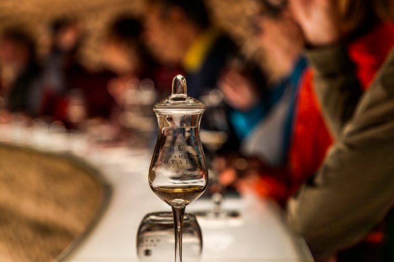 Copa de degustación de coñac en la Casa del Barón Otard en el Castillo de Cognac. Las visitas guiadas y las degustaciones combinan la historia del castillo y el inicio de la producción de bebidas espirituosas desde finales del siglo XVIII / © Foto: Georg Berg