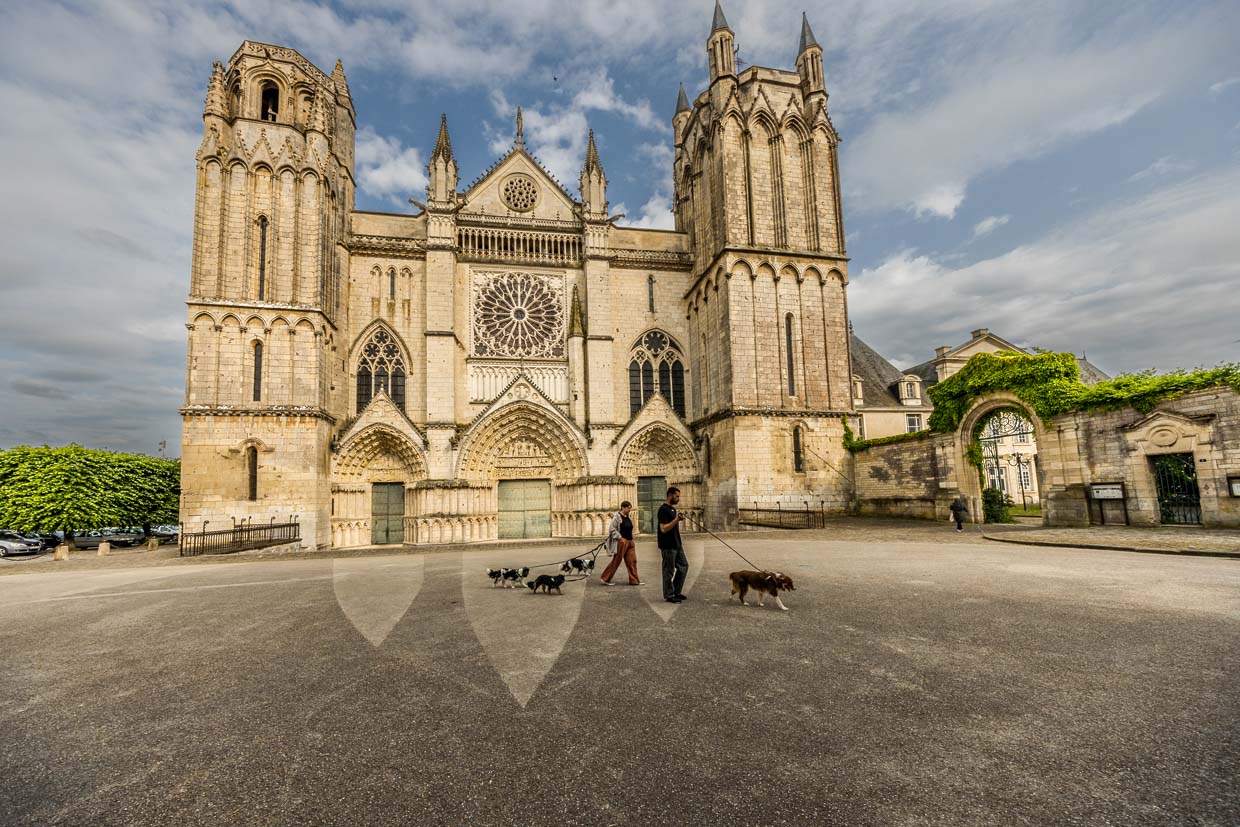 Catedral de San Pedro de Poitiers: La construcción comenzó en 1166 por iniciativa de Leonor de Aquitania y Enrique II Plantagenêt, entonces reina y rey de Inglaterra y duques de Normandía y Aquitania. Fueron importantes mecenas del arte y la cultura de la época y donaron, entre otras cosas, la famosa vidriera con la escena de la crucifixión en el ábside / © Foto: Georg Berg