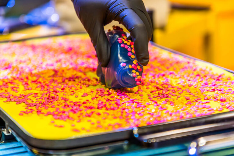 Der vortemperierte Vinyl-Puck kann vor der Schallplattenpressung mit farbigem Granulat panniert werden. Vinyl-Pressing Produktionsstätte des Plattenlabels Third Man Records / Third Man Pressing / © Foto: Georg Berg