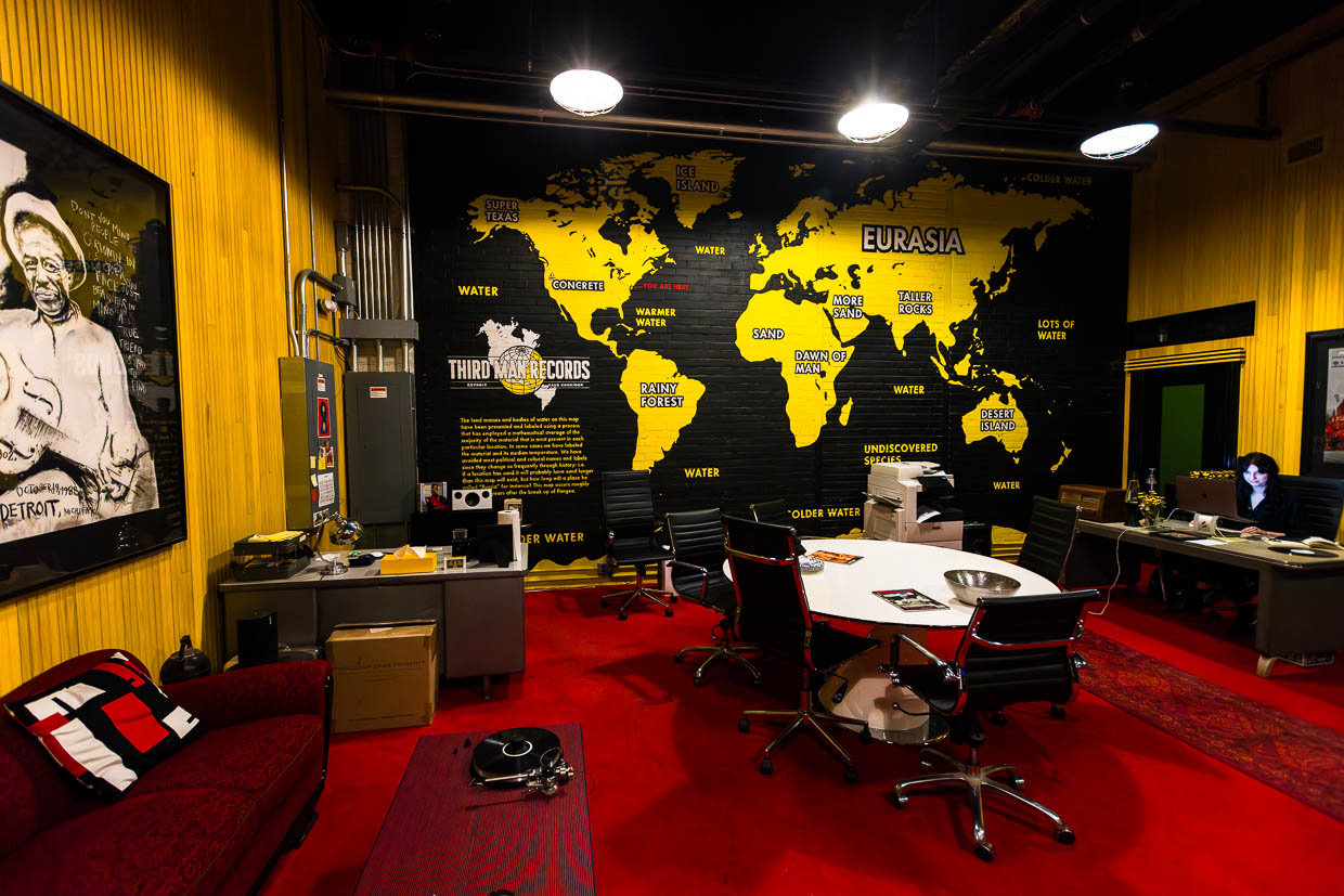 Eine Weltkarte, die keine politischen Grenzen kennt – nur Materialien und Temperaturen / © Foto: Georg Berg