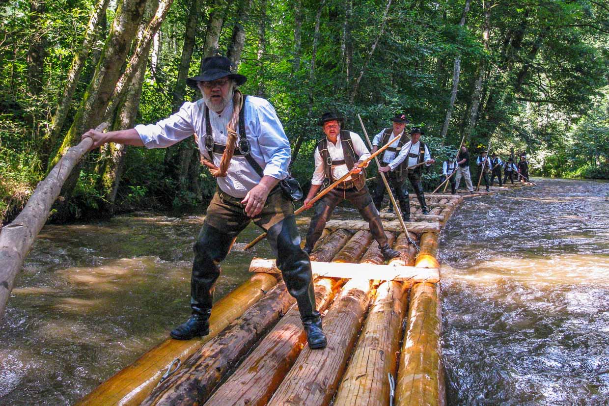 Miembros del gremio de rafting Oberes Nagoldtal realizan un viaje en una balsa autoconstruida en 2008 / © Foto: Christian Schlager