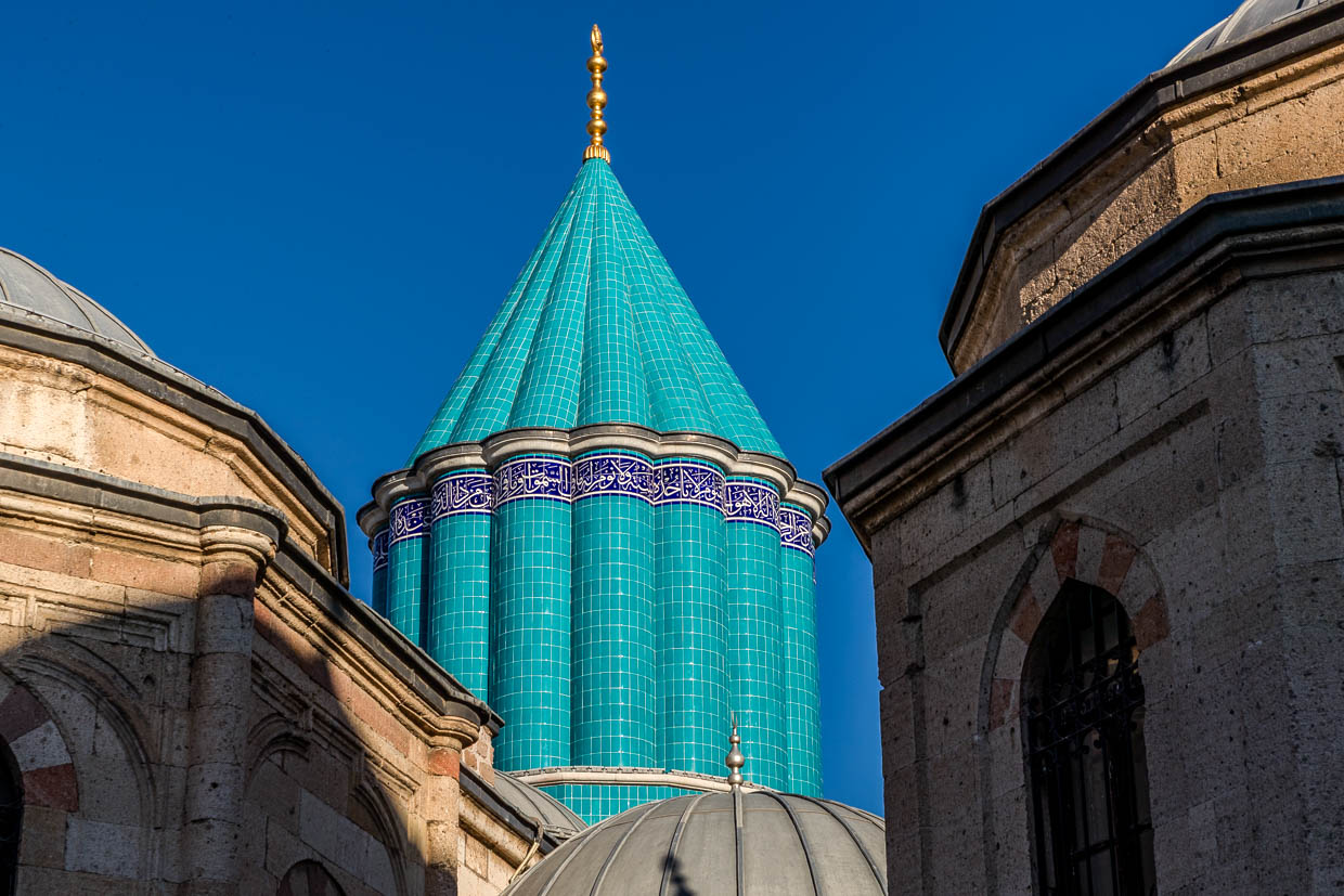Das Mevlana-Museum (türkisch Mevlânâ Müzesi) hat eine türkisblaue Kuppel. Sie ist das Mausoleum von Dschalāl ad-Dīn ar-Rūmī mit der angeschlossenen Loge der Mevlevi-Derwischbruderschaft / © Foto: Georg Berg