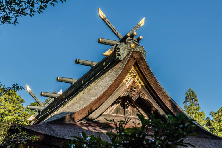 Die dekorativen Hölzer auf dem Dach des Kumano Hongu Taisha: Chigi heißen die spitzen, goldenen Gabeln an den Dachenden. Sie symbolisieren den Übergang zwischen Himmel und Erde sowie die Verbindung zum Göttlichen und „durchstechen den Himmel“. Katsuogi werden die querliegenden Balken genannt. Sie betonen die majestätische Silhouette und stehen für Reinheit sowie Schutz durch die Kami / © Foto: Georg Berg