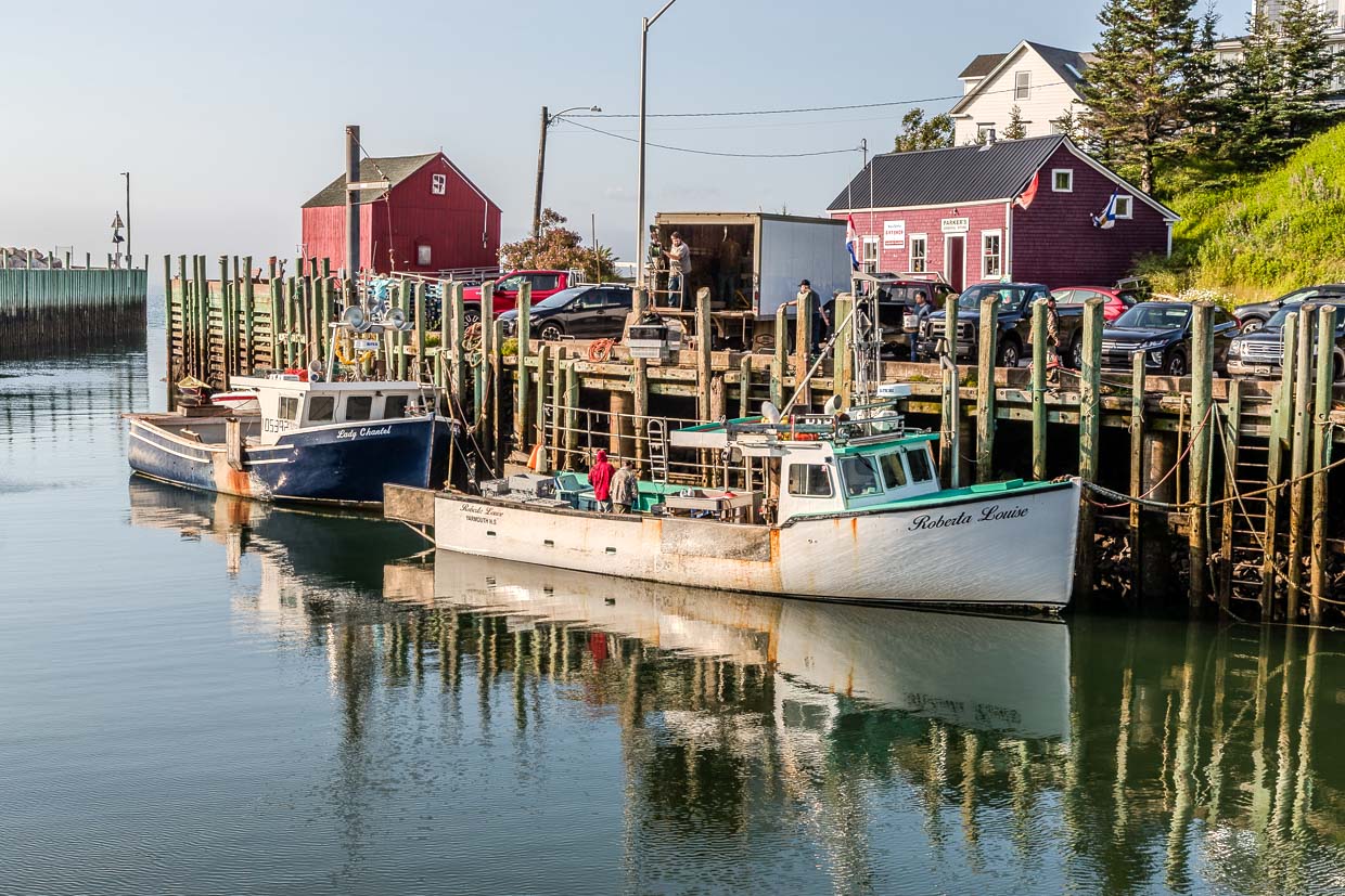 Fischerboote liegen am Kai von West Halls Harbour Road, Halls Harbour, Canada
