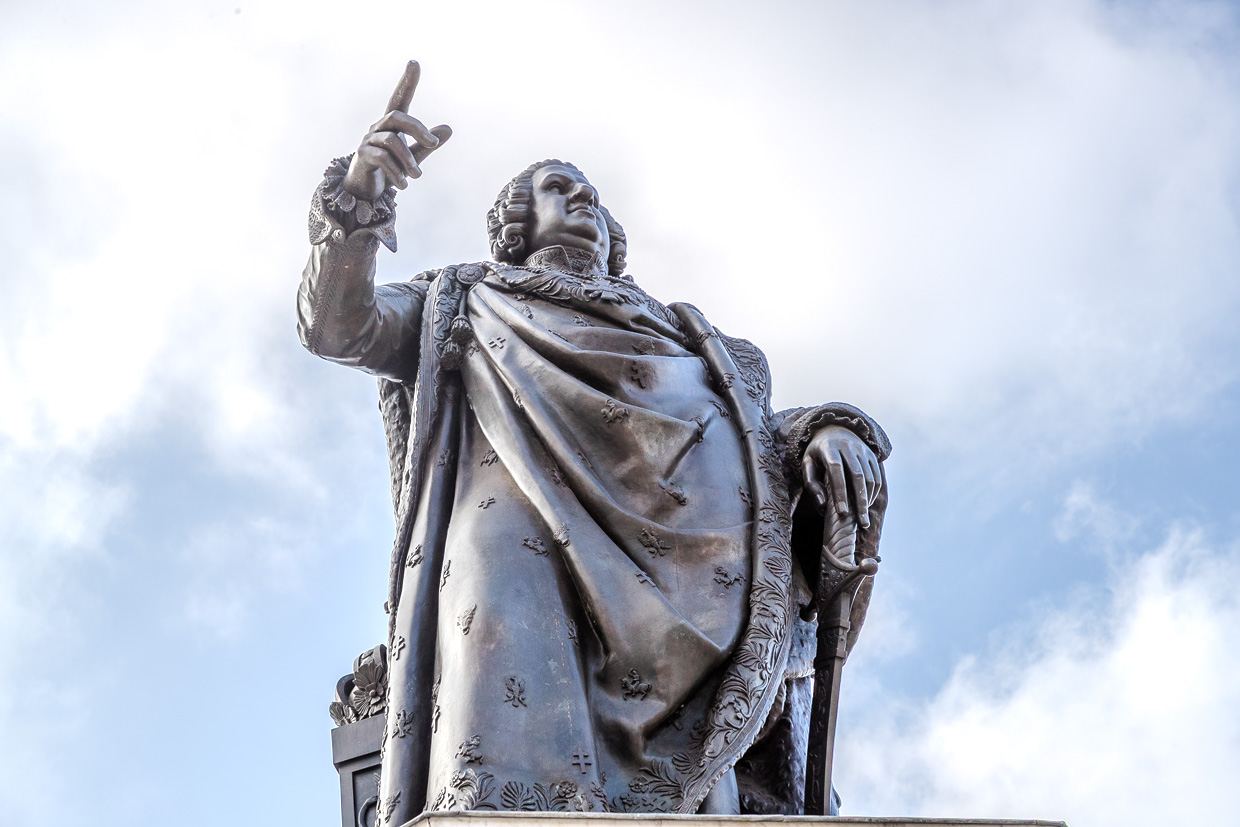 Bronzestatue von Stanislas Leszczynski zeigt auf Place Stanislas, Nancy, France