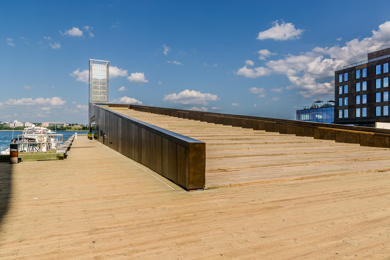 Holzdeck mit Treppen und Gebäuden am Queen's Marque Boardwalk, Halifax, Kanada